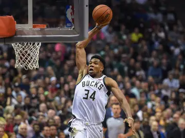 Antetokounmpo machaca el aro Antetokounmpo machaca el aro