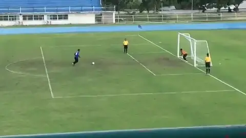El penalti más tonto y surrealista del año: ¡el portero celebró antes de tiempo! El penalti más tonto y surrealista del año: ¡el portero celebró antes de tiempo!