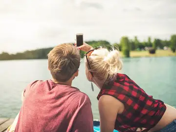 Una pareja se hace un selfie Una pareja se hace un selfie