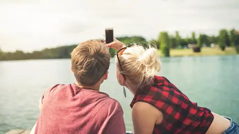 Una pareja se hace un selfie Una pareja se hace un selfie
