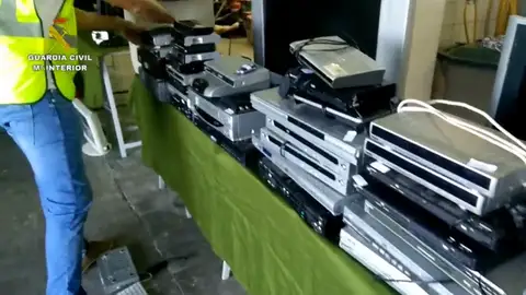 Detenidos 10 adultos y 11 menores de una banda implicada en 100 robos Detenidos 10 adultos y 11 menores de una banda implicada en 100 robos