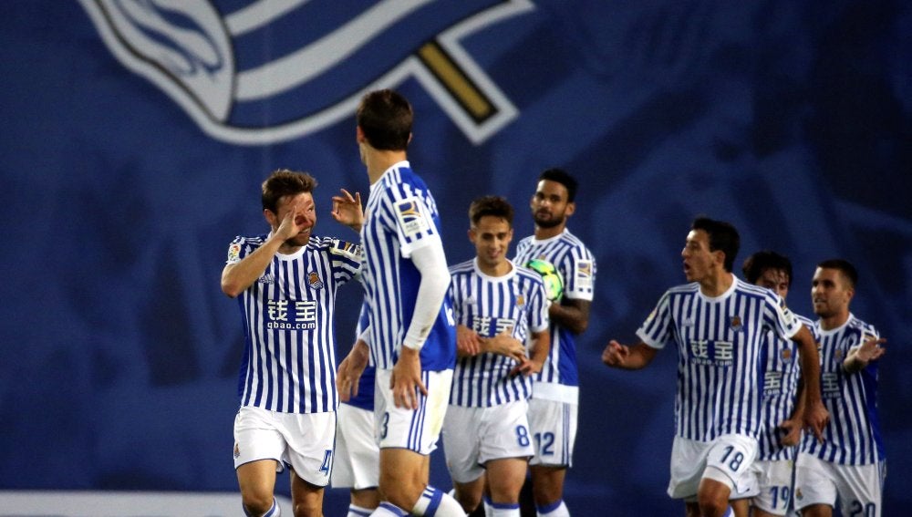 Los jugadores de la Real Sociedad celebran un gol