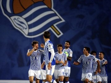 Los jugadores de la Real Sociedad celebran un gol