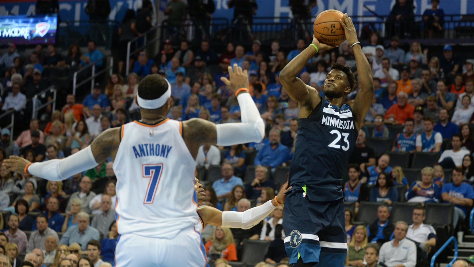 Butler lanza a canasta ante la defensa de Carmelo Anthony Butler lanza a canasta ante la defensa de Carmelo Anthony