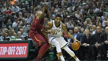 Antetokounmpo intenta zafarse de LeBron James Antetokounmpo intenta zafarse de LeBron James
