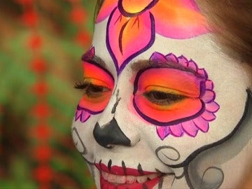 Un desfile anticipa celebración del Día de Muertos en México