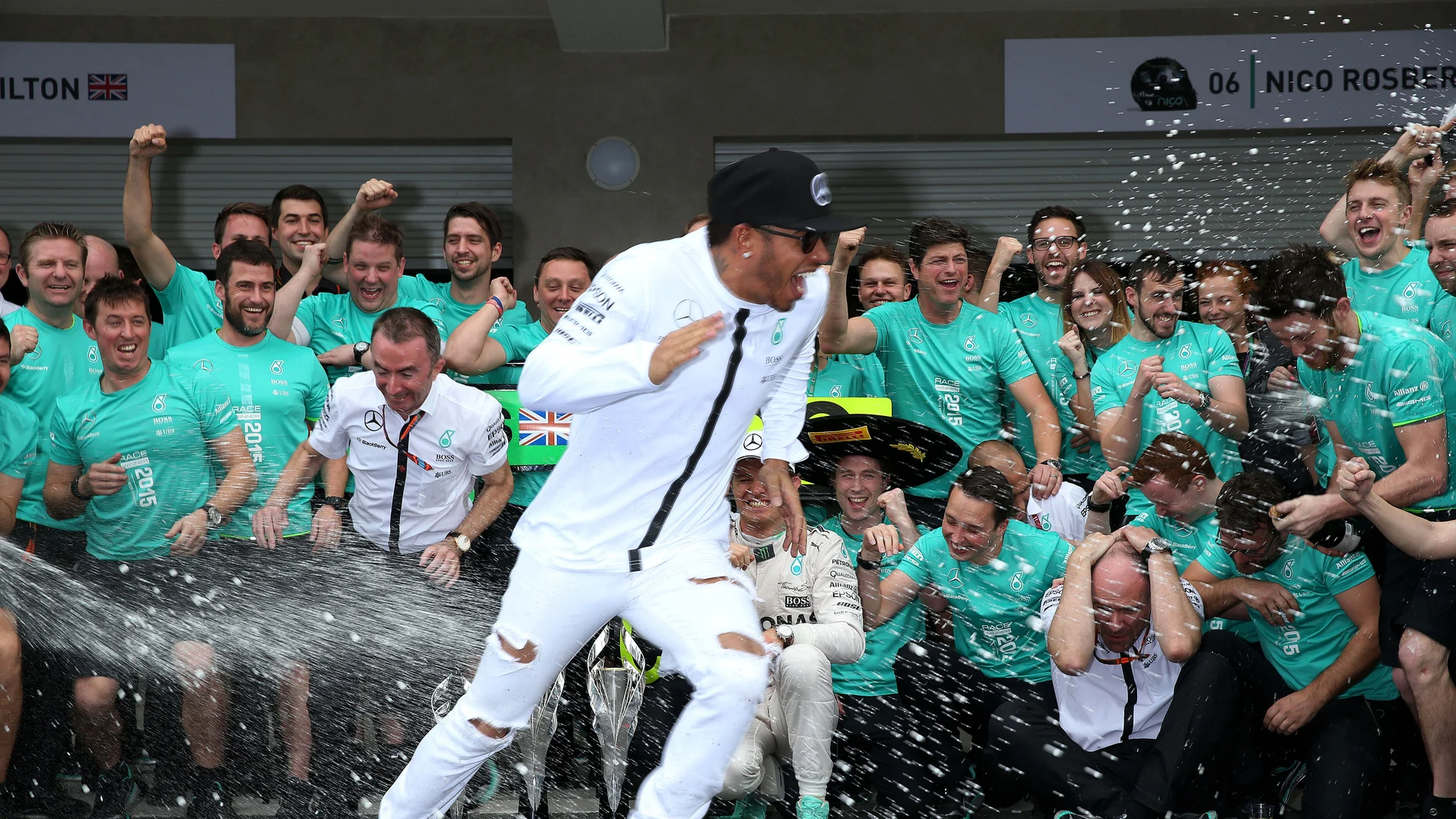 Hamilton celebra con su equipo el mundial de constructores en el GP de México en 2016
