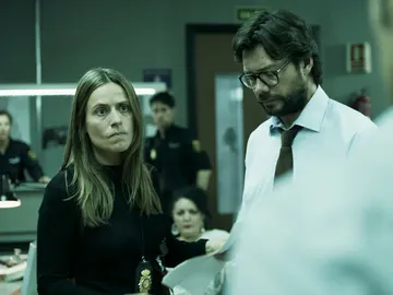 Raquel, cegada por la ira, libera a El Profesor de la detención de Alberto Raquel, cegada por la ira, libera a El Profesor de la detención de Alberto