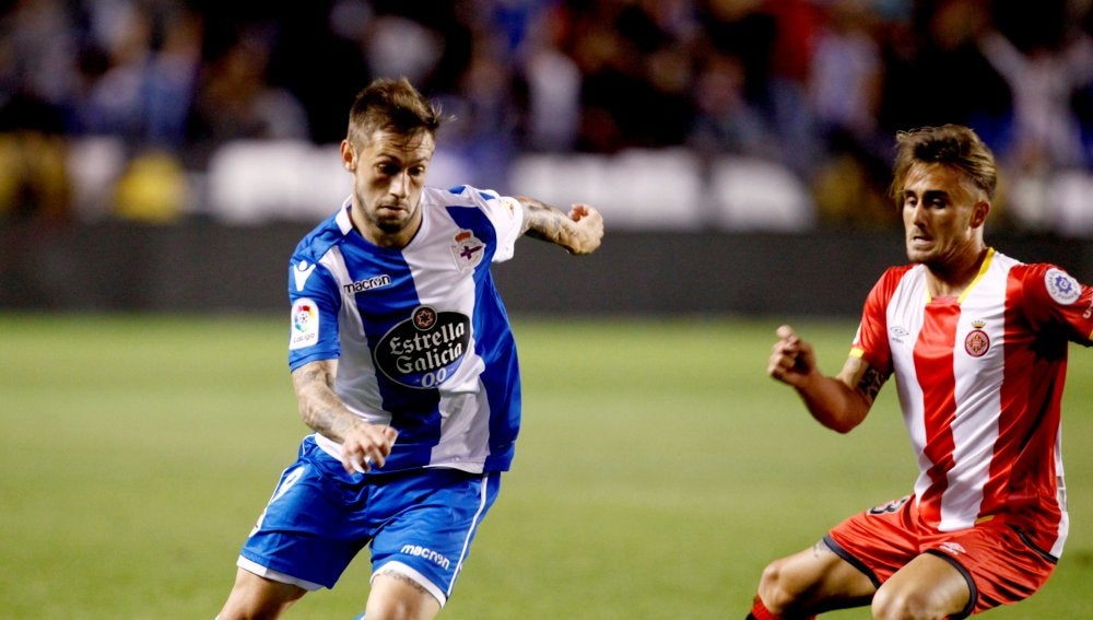 Fede Cartabia lleva el balón y Aleix García le defiende