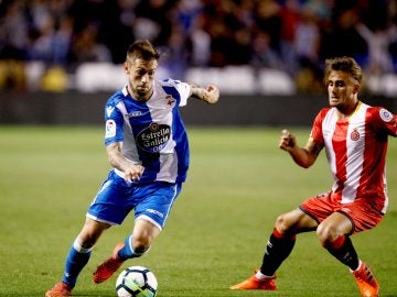 Fede Cartabia lleva el balón y Aleix García le defiende