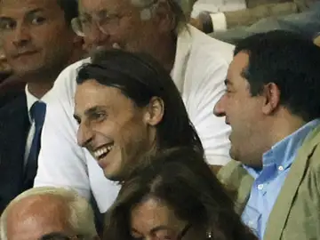 Ibrahimovic y Raiola, juntos en el palco del Milan Ibrahimovic y Raiola, juntos en el palco del Milan