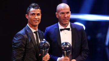 Cristiano Ronaldo y Zidane posan con sus premios The Best