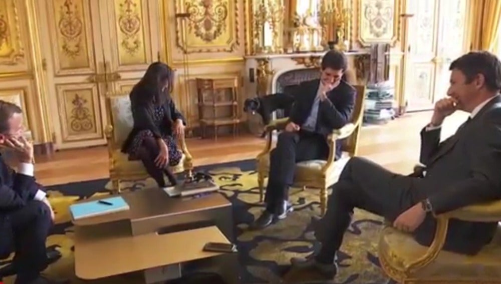 Graban al perro de Macron orinando durante una reunión
