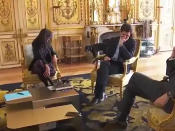 Graban al perro de Macron orinando durante una reunión Graban al perro de Macron orinando durante una reunión