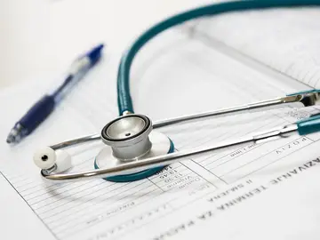 Estetoscopio al lado de un informe médico Estetoscopio al lado de un informe médico