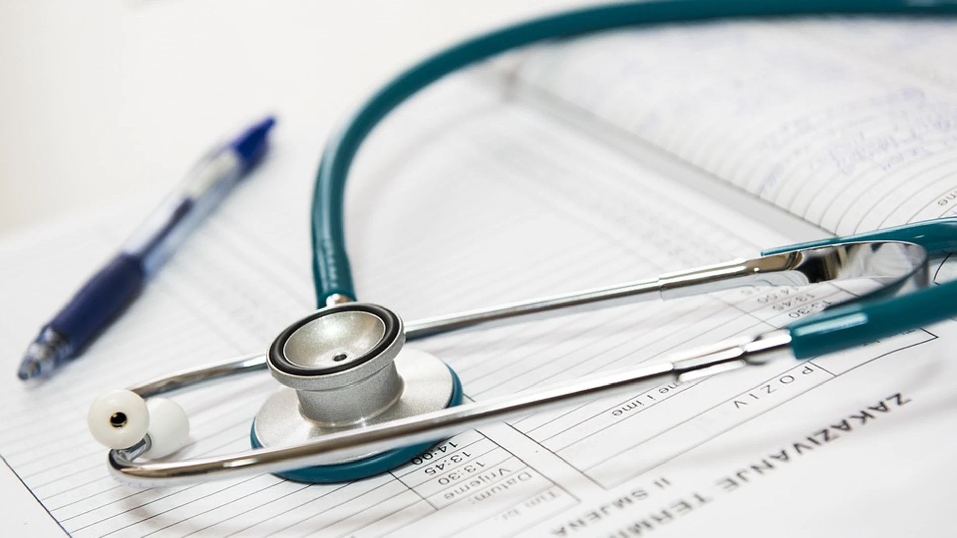 Estetoscopio al lado de un informe médico Estetoscopio al lado de un informe médico