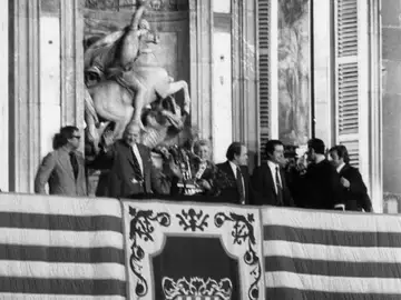 El expresidente de la Generalitat Josep Tarradellas saluda desde el balcón del Palau de la Generalitat El expresidente de la Generalitat Josep Tarradellas saluda desde el balcón del Palau de la Generalitat