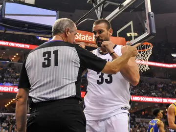 Marc Gasol dialoga sobre una falta con el árbitro Scott Wall Marc Gasol dialoga sobre una falta con el árbitro Scott Wall