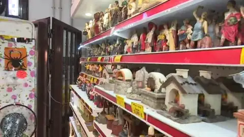 Aparecen los adornos, dulces y regalos de Navidad Aparecen los adornos, dulces y regalos de Navidad