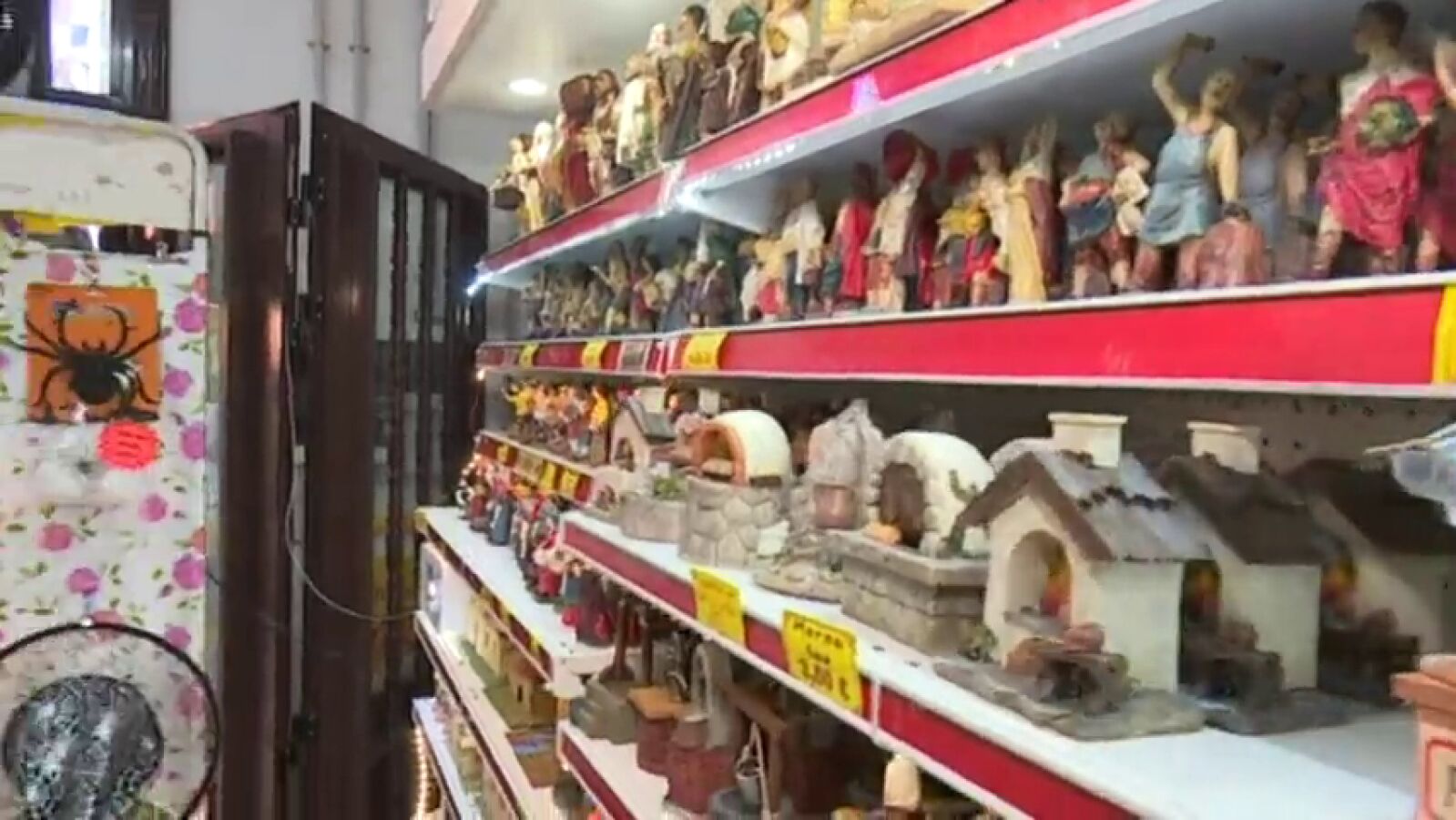 Comienzan los preparativos navideños donde no pueden faltar los adornos, los dulces y los regalos 