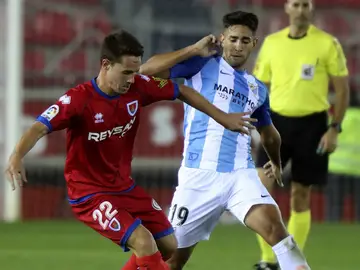 Cecchini pelea el balón en el partido contra el Numancia Cecchini pelea el balón en el partido contra el Numancia
