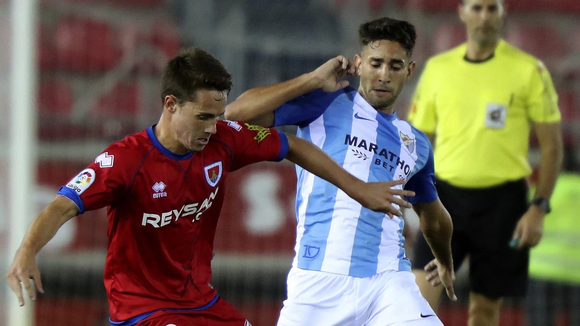 Cecchini pelea el balón en el partido contra el Numancia Cecchini pelea el balón en el partido contra el Numancia