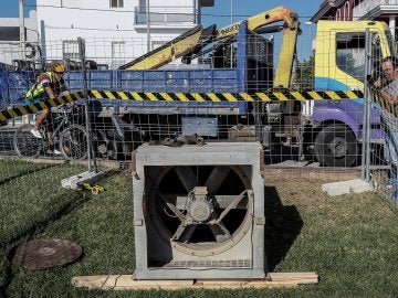 Extractor instalado por operarios del ayuntamiento de Coria del Río