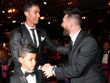 Messi le da la mano a Cristiano Ronaldo en la gala