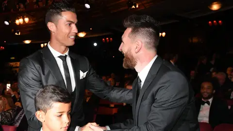 Messi le da la mano a Cristiano Ronaldo en la gala Messi le da la mano a Cristiano Ronaldo en la gala