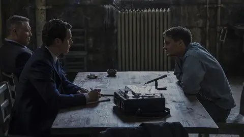 Los protagonistas de 'Mindhunter' entrevistando al asesino Monte Rissel Los protagonistas de 'Mindhunter' entrevistando al asesino Monte Rissel