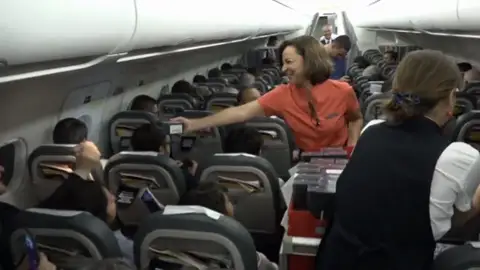 Así preparó Samsung el regalo de 200 móviles en un vuelo de Iberia Así preparó Samsung el regalo de 200 móviles en un vuelo de Iberia