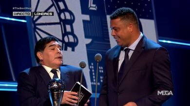 El show de Maradona en los premios 'The Best': Ronaldo tuvo que pararle los pies