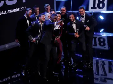 El 'selfie' de Idris Elba con los galardonados en los premios 'The Best' El 'selfie' de Idris Elba con los galardonados en los premios 'The Best'