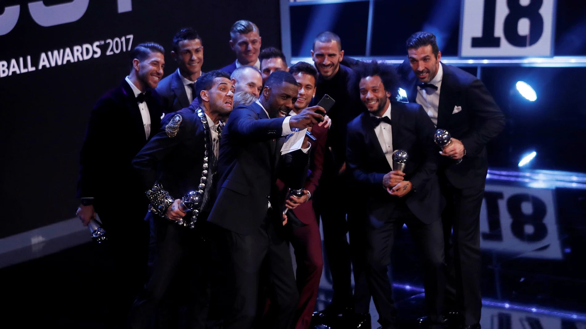 El 'selfie' de Idris Elba con los galardonados en los premios 'The Best' El 'selfie' de Idris Elba con los galardonados en los premios 'The Best'