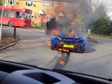 Un McLaren arde en plena calle