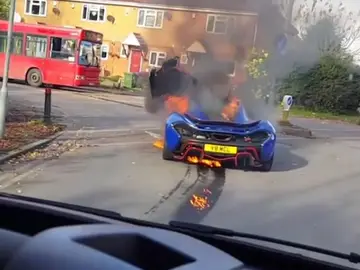 Un McLaren arde en plena calle Un McLaren arde en plena calle