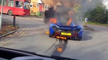 Un McLaren arde en plena calle