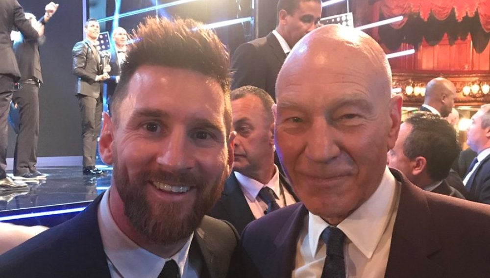 Messi y Patrick Stewart posan con Cristiano Ronaldo al fondo