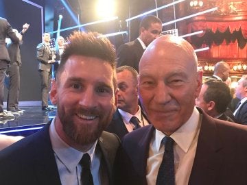 Messi y Patrick Stewart posan con Cristiano Ronaldo al fondo