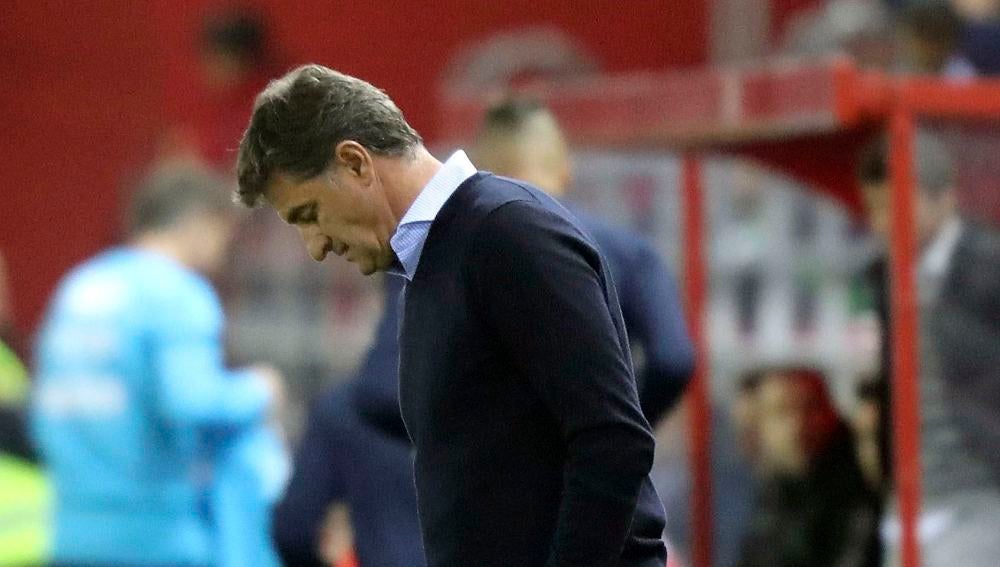 Míchel, cabizbajo tras la derrota del Málaga