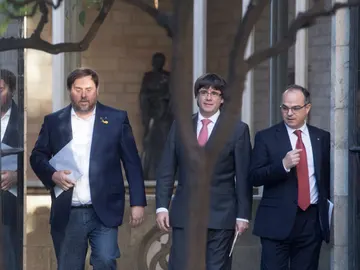Carles Puigdemont, president de la Generalitat, entre el vicepresident, Oriol Junqueras, y el portavoz del Govern, Jordi Turull Carles Puigdemont, president de la Generalitat, entre el vicepresident, Oriol Junqueras, y el portavoz del Govern, Jordi Turull