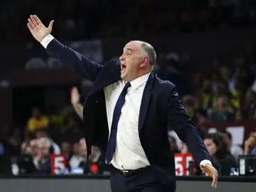 Pablo Laso da indicaciones durante un partido del Real Madrid Pablo Laso da indicaciones durante un partido del Real Madrid