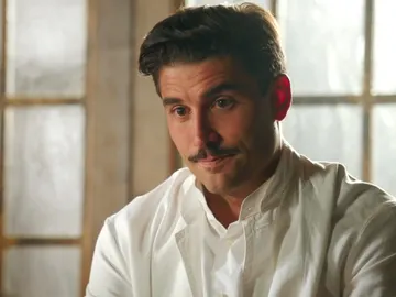 Fidel observa el anillo de pedida sin saber qué decisión tomar Fidel observa el anillo de pedida sin saber qué decisión tomar