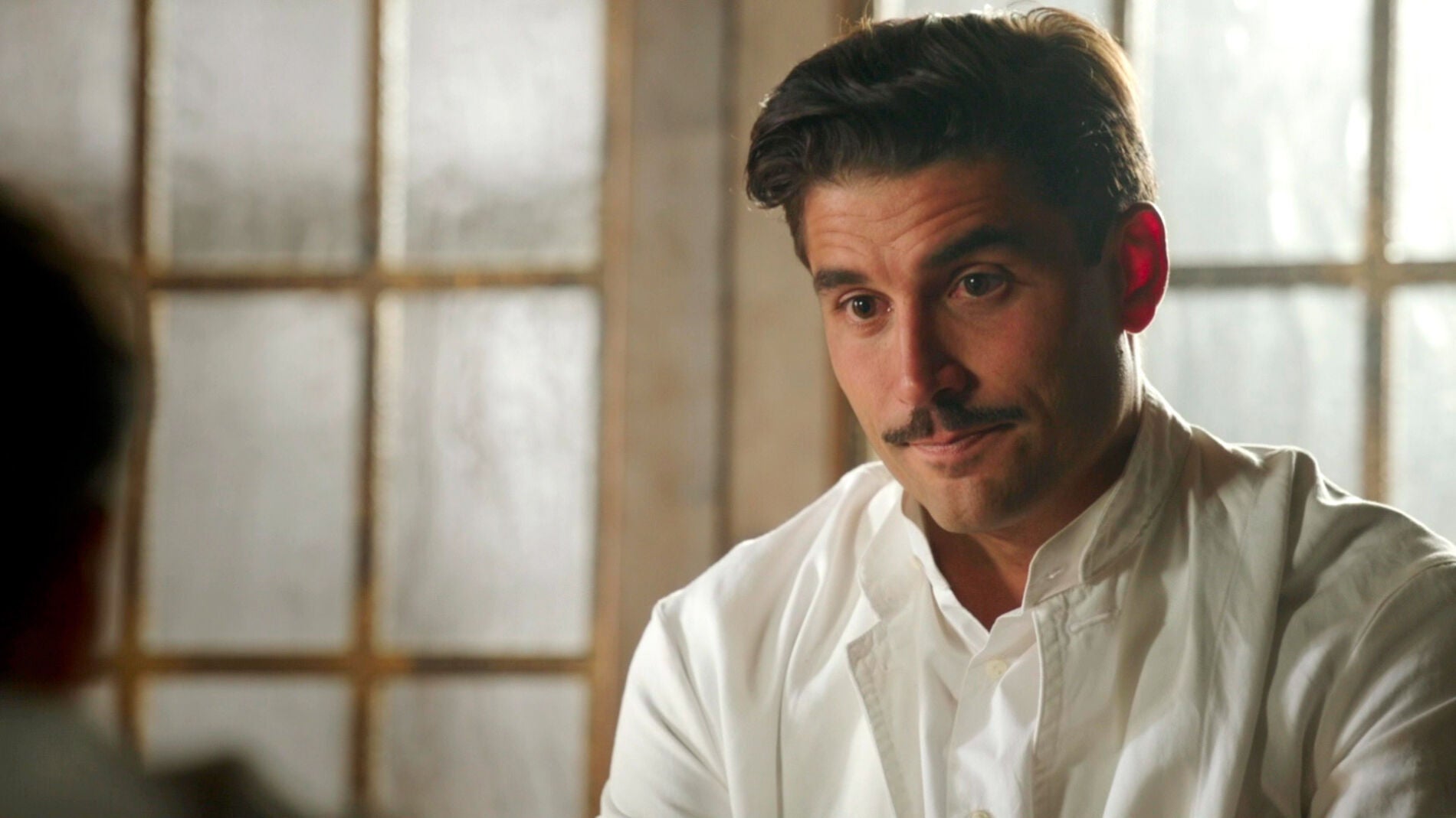 Fidel observa el anillo de pedida sin saber qu&eacute; decisi&oacute;n tomar