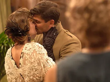 Fidel pide matrimonio a Susana en la recepción de la Reina Victoria Eugenia, ante la atenta mirada de Julia Fidel pide matrimonio a Susana en la recepción de la Reina Victoria Eugenia, ante la atenta mirada de Julia