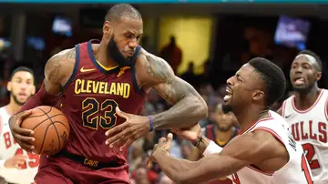 LeBron James intenta avanzar ante la defensa de Nwaba LeBron James intenta avanzar ante la defensa de Nwaba