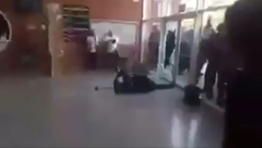 Un guardia civil en el suelo tras ser golpeado con una silla
