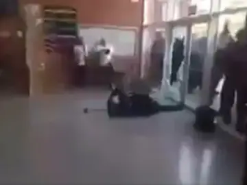 Un guardia civil en el suelo tras ser golpeado con una silla Un guardia civil en el suelo tras ser golpeado con una silla