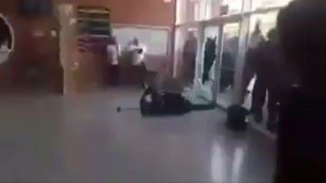Un guardia civil en el suelo tras ser golpeado con una silla