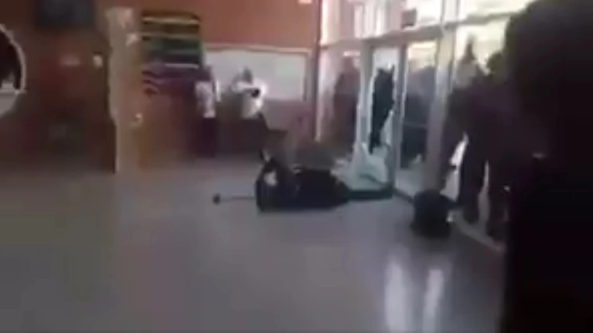 Un guardia civil en el suelo tras ser golpeado con una silla Un guardia civil en el suelo tras ser golpeado con una silla